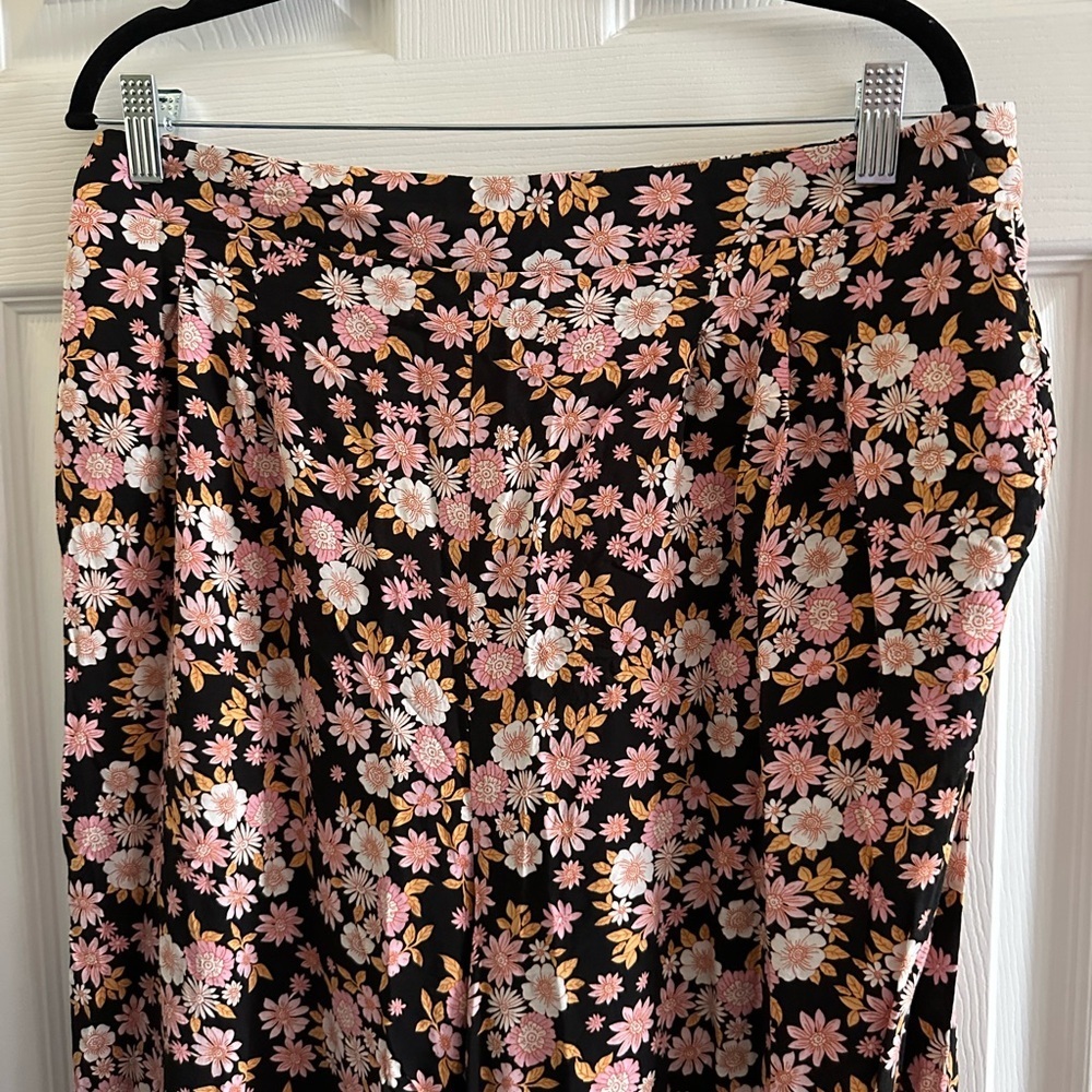 New Look Black and Pink Floral Maternity Pants - Picture 4 of 7